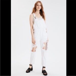 AEO Women's 90s White Distressed Overalls Sz L